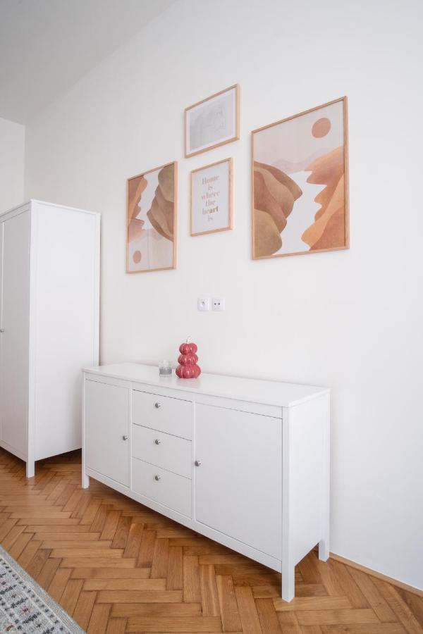 Spacious In Karlin By Days Apartment Prag