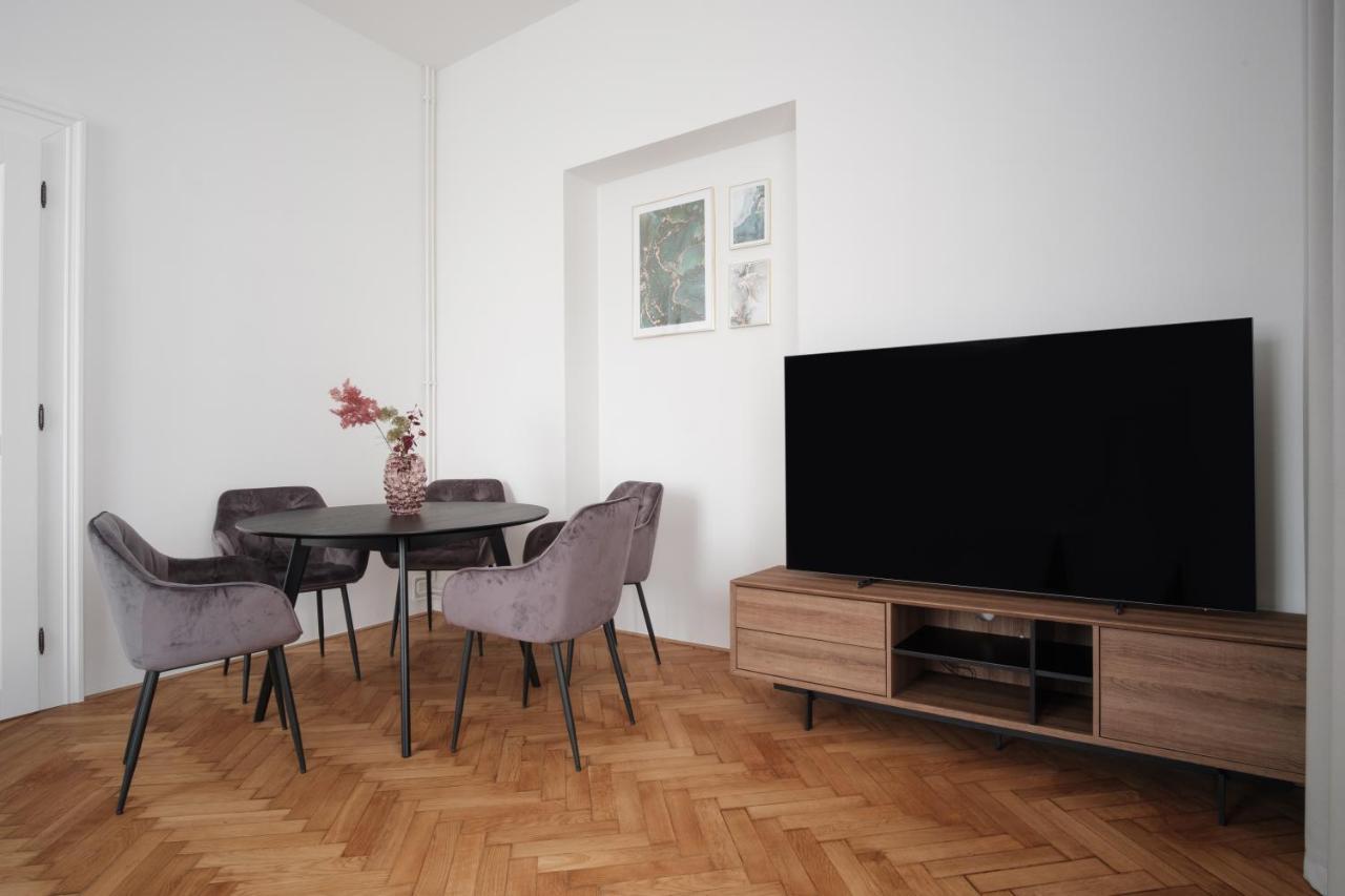 Apartment Spacious In Karlin By Days Prag