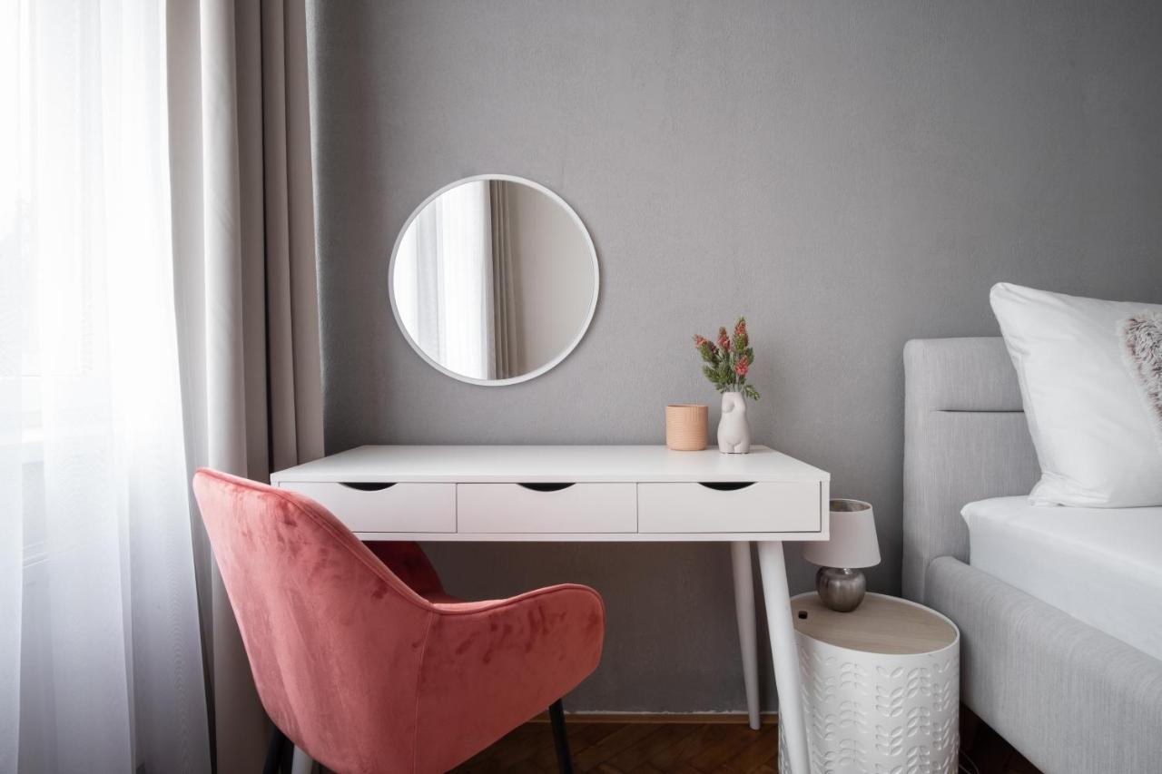 Apartment Spacious In Karlin By Days Prag